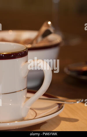 Nahaufnahme einer Kaffeetasse und Sugar Bowl Stockfoto