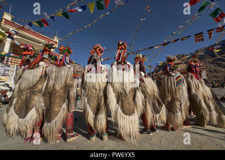 Arische (Brogpa) Frauen in Tracht, Biama Dorf, Ladakh, Indien Stockfoto