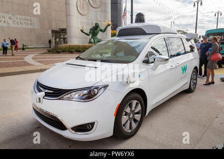 Detroit, Michigan - ein Waymo Selbstfahrer Auto auf der Detroit bewegt sich Mobilität Festival. Waymo ist eine Tochtergesellschaft von der Muttergesellschaft von Google, Alph Stockfoto