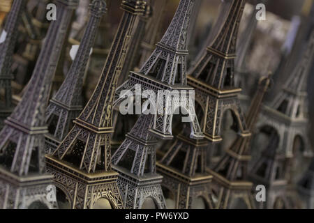 Souvenirs der Eiffelturm zum Verkauf auf einem Markt in Paris, Frankreich Stockfoto