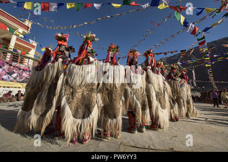 Arische (Brogpa) Frauen in Tracht, Biama Dorf, Ladakh, Indien Stockfoto