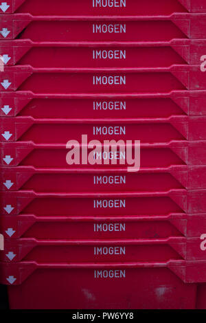 Stapel mit roten Fischen Körbe mit den Namen Imogen bedruckt Stockfoto