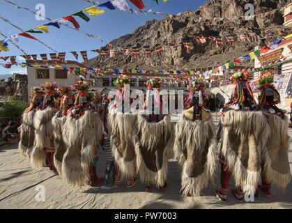 Arische (Brogpa) Frauen in Tracht, Biama Dorf, Ladakh, Indien Stockfoto