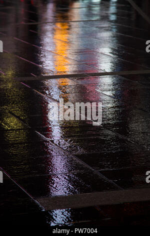 Regenwasser auf der Straße in New York City Stockfoto