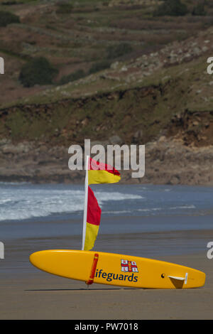 RNLI Surfboard am Strand in Cornwall. Stockfoto