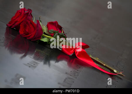 Rote Rosen an die 9/11 Memorial and Museum, Ground Zero, New York, USA festgelegt