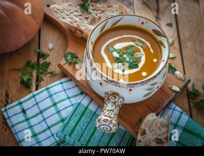 Gebratener Kürbis Suppe in Schüssel auf Holz- Hintergrund Stockfoto