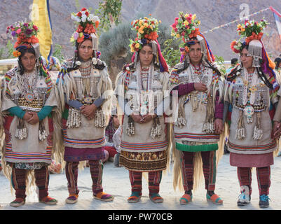 Arische (Brogpa) Frauen in Tracht, Biama Dorf, Ladakh, Indien Stockfoto