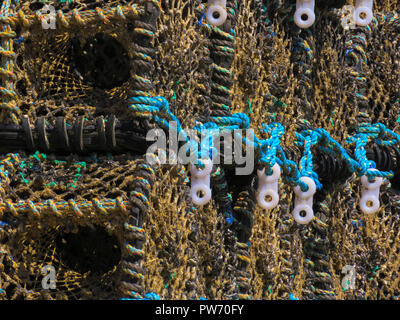 Ein Haufen von Hummer/crab Töpfe am Kai am Hafen von Newquay, Cornwall, England, Großbritannien Stockfoto