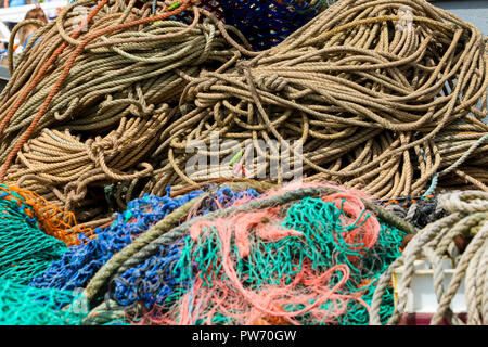 In der Nähe von Pile von bunten Fischernetze und schwimmt auf dem Kai in Newquay in Cornwall, England, Großbritannien Stockfoto