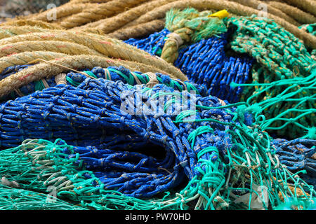 In der Nähe von Pile von bunten Fischernetze und schwimmt auf dem Kai in Newquay in Cornwall, England, Großbritannien Stockfoto