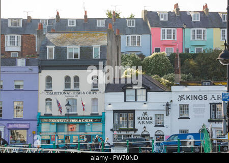 Häuser und Geschäfte entlang, und mit Blick auf den Hafen von Weymouth in Dorset England UK GB Stockfoto