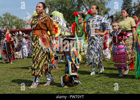 Bismarck, North Dakota, 8. September 2018: Tänzerinnen des 49. jährlichen Vereinigten Stämme Pow Wow, ein großes Outdoor Event, sammelt mehr als 900 Stockfoto