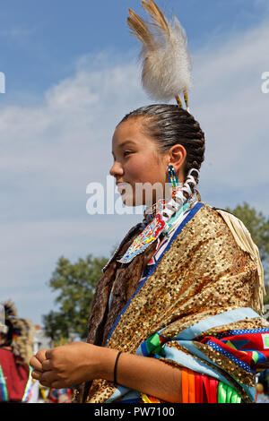 Bismarck, North Dakota, 8. September 2018: Tänzerinnen des 49. jährlichen Vereinigten Stämme Pow Wow, ein großes Outdoor Event, sammelt mehr als 900 Stockfoto