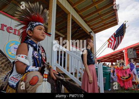 Bismarck, North Dakota, 8. September 2018: Sioux Kinder auf der 49. jährlichen Vereinigten Stämme Pow Wow, ein großes Outdoor Event, sammelt mehr als 900 Stockfoto