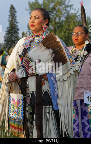 Bismarck, North Dakota, 8. September 2018: Tänzerinnen des 49. jährlichen Vereinigten Stämme Pow Wow, ein großes Outdoor Event, sammelt mehr als 900 Stockfoto