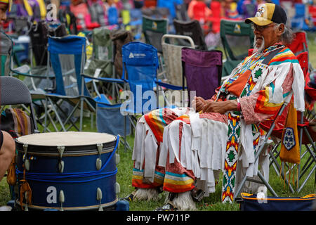 Bismarck, North Dakota, 9. September 2018: Drummer auf der 49. jährlichen Vereinigten Stämme Pow Wow, ein großes Outdoor Event, mehr als 900 Tänzer sammelt Stockfoto