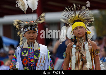 Bismarck, North Dakota, 9. September 2018: Sioux Kinder auf der 49. jährlichen Vereinigten Stämme Pow Wow, ein großes Outdoor Event, sammelt mehr als 900 Stockfoto