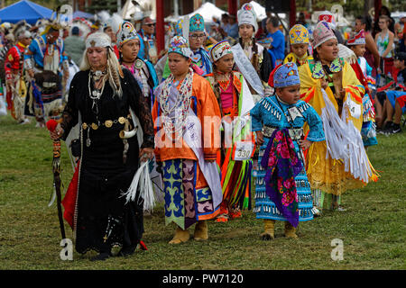 Bismarck, North Dakota, 9. September 2018: Tänzerinnen des 49. jährlichen Vereinigten Stämme Pow Wow, ein großes Outdoor Event, sammelt mehr als 900 Stockfoto