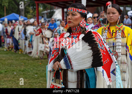 Bismarck, North Dakota, 9. September 2018: Tänzerinnen des 49. jährlichen Vereinigten Stämme Pow Wow, ein großes Outdoor Event, sammelt mehr als 900 Stockfoto