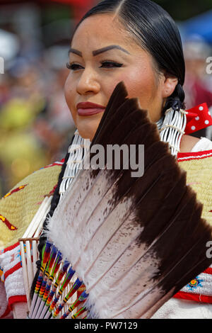 Bismarck, North Dakota, 9. September 2018: Tänzerinnen des 49. jährlichen Vereinigten Stämme Pow Wow, ein großes Outdoor Event, sammelt mehr als 900 Stockfoto