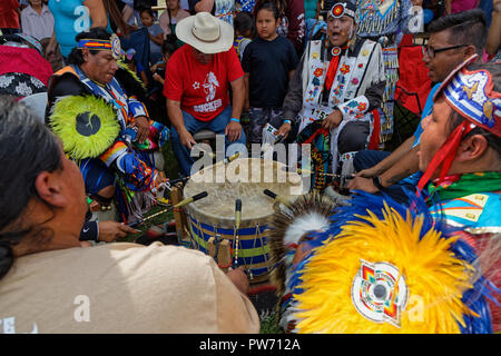 Bismarck, North Dakota, 9. September 2018: Trommler auf der 49. jährlichen Vereinigten Stämme Pow Wow, ein großes Outdoor Event, mehr als 900 Tanz sammelt Stockfoto