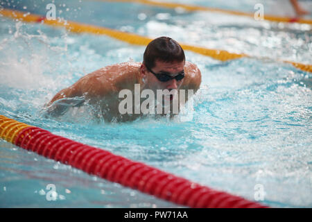 St. Petersburg, Russland, 16. Dezember 2016 International Swimming Wettbewerb" Vladimir Salnikov Cup" Schwimmer in Bewegung in eine Sprühflasche mit Wasser Stockfoto