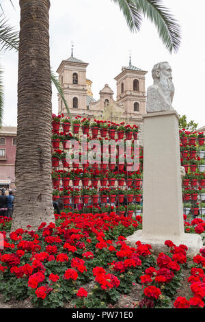 Florales Ornament mit Töpfen in Rot und Weiß, die während der Feiertage im Frühling von 2018, in der Plaza de Santo Domingo in Murcia, Spanien Stockfoto