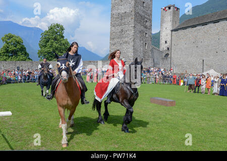 Bellinzona, Schweiz - 27. Mai 2018: Ausstellung der mittelalterlichen Ritter auf Burg Castelgrande in Bellinzona auf die Schweizer Alpen. Stockfoto