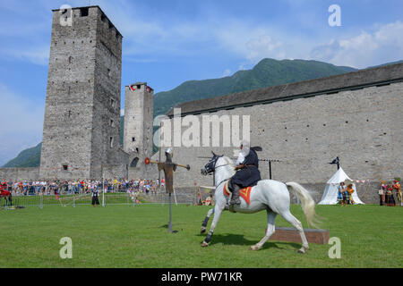 Bellinzona, Schweiz - 27. Mai 2018: Ausstellung der mittelalterlichen Ritter auf Burg Castelgrande in Bellinzona auf die Schweizer Alpen. Stockfoto