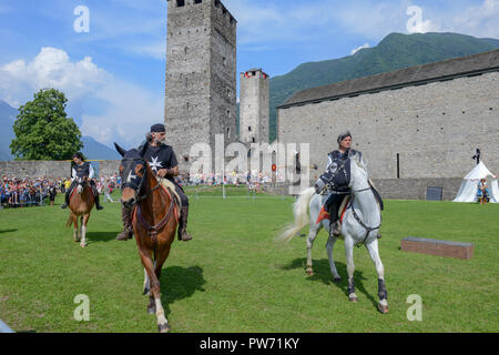 Bellinzona, Schweiz - 27. Mai 2018: Ausstellung der mittelalterlichen Ritter auf Burg Castelgrande in Bellinzona auf die Schweizer Alpen. Stockfoto