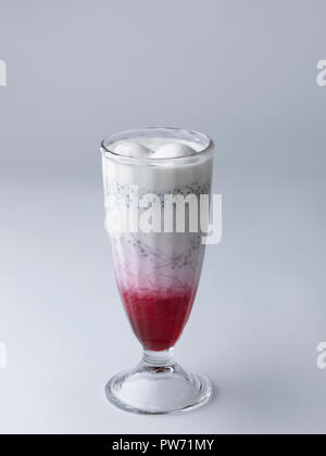 INDIAN DESSERT/FALOODA MIT MILCH, rose Sirup & Vanille Eis Stockfoto