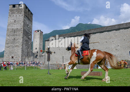 Bellinzona, Schweiz - 27. Mai 2018: Ausstellung der mittelalterlichen Ritter auf Burg Castelgrande in Bellinzona auf die Schweizer Alpen. Stockfoto