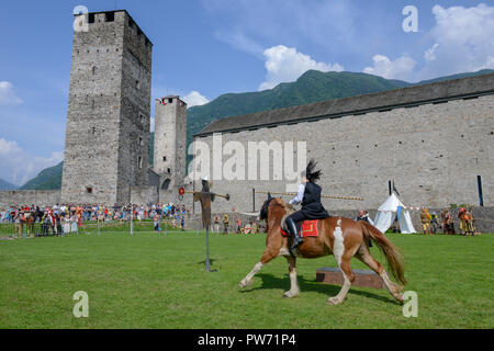 Bellinzona, Schweiz - 27. Mai 2018: Ausstellung der mittelalterlichen Ritter auf Burg Castelgrande in Bellinzona auf die Schweizer Alpen. Stockfoto