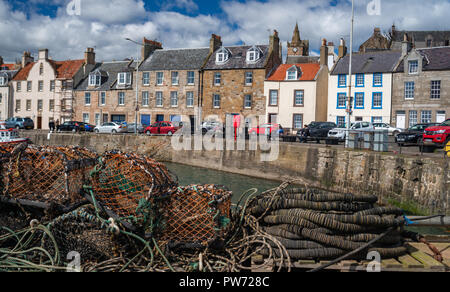 Trocknen die Netze und andere Fanggeräte am historischen Hafen von Pittenweem, Fife, Schottland, Vereinigtes Königreich Stockfoto