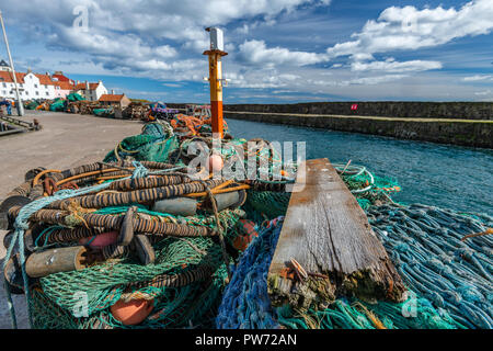 Trocknen die Netze und andere Fanggeräte am historischen Hafen von Pittenweem, Fife, Schottland, Vereinigtes Königreich Stockfoto