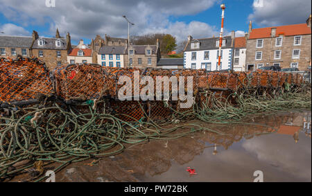 Trocknen die Netze und andere Fanggeräte am historischen Hafen von Pittenweem, Fife, Schottland, Vereinigtes Königreich Stockfoto