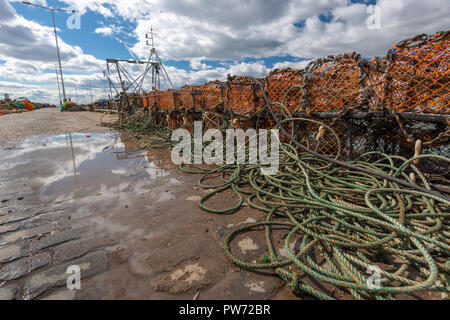 Trocknen die Netze und andere Fanggeräte am historischen Hafen von Pittenweem, Fife, Schottland, Vereinigtes Königreich Stockfoto