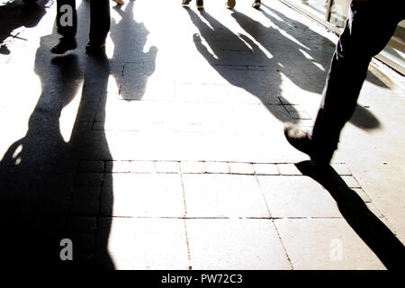 Silhouette Schatten von Menschen zu Fuß auf der Straße der Stadt in Schwarz und Weiß Stockfoto