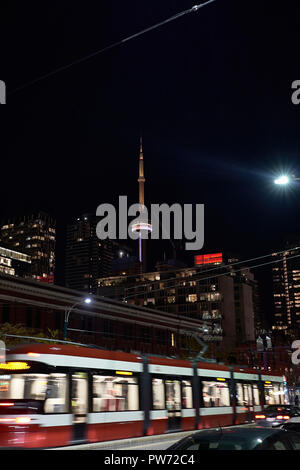 Straßenbahn bei Nacht lange Belichtung Stockfoto