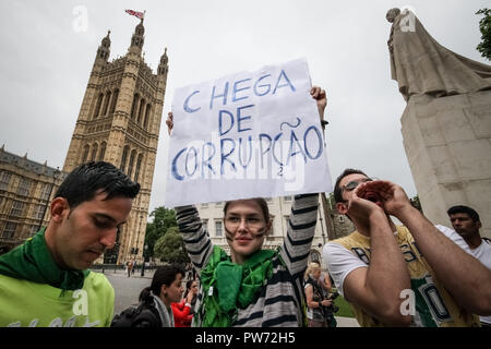 Britische Brasilianer Proteste gegen soziale Ungleichheit und WM-Ausgaben in Westmisnter, London. Stockfoto