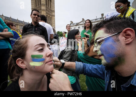 Britische Brasilianer Proteste gegen soziale Ungleichheit und WM-Ausgaben in Westmisnter, London. Stockfoto