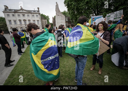 Britische Brasilianer Proteste gegen soziale Ungleichheit und WM-Ausgaben in Westmisnter, London. Stockfoto