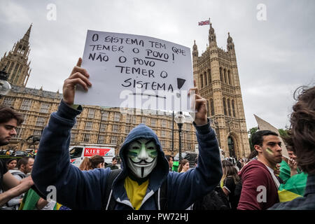 Britische Brasilianer Proteste gegen soziale Ungleichheit und WM-Ausgaben in Westmisnter, London. Stockfoto