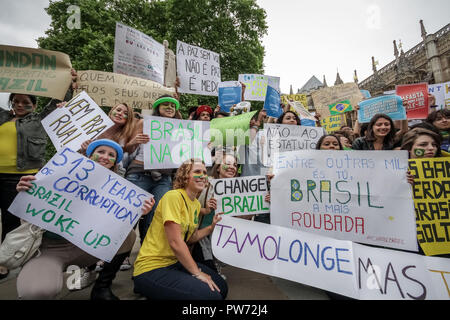 Britische Brasilianer Proteste gegen soziale Ungleichheit und WM-Ausgaben in Westmisnter, London. Stockfoto