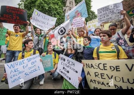 Britische Brasilianer Proteste gegen soziale Ungleichheit und WM-Ausgaben in Westmisnter, London. Stockfoto