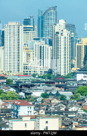 Shanghai, China - 1. Juni 2018: Huangpu District Shanghai Luftaufnahme mit modernen Gebäuden und Yuyuan Garten Stockfoto