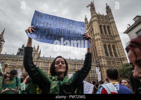 Britische Brasilianer Proteste gegen soziale Ungleichheit und WM-Ausgaben in Westmisnter, London. Stockfoto