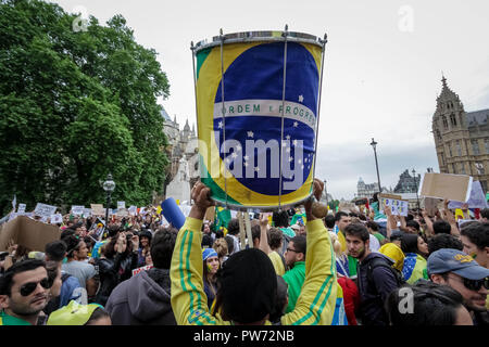 Britische Brasilianer Proteste gegen soziale Ungleichheit und WM-Ausgaben in Westmisnter, London. Stockfoto