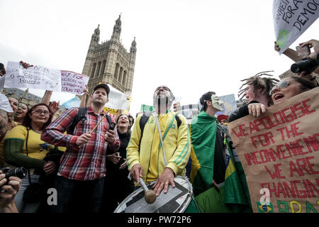 Britische Brasilianer Proteste gegen soziale Ungleichheit und WM-Ausgaben in Westmisnter, London. Stockfoto